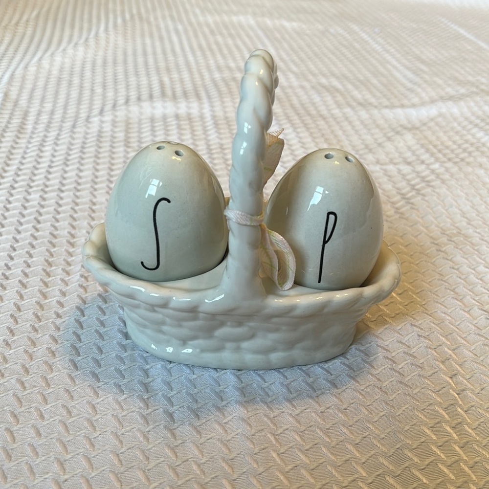 Rae Dunn  Easter salt   pepper shaker